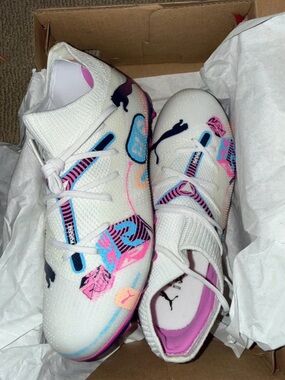 Puma White Knit Soccer Cleats with Pink & Blue Accents (new) (unisex)